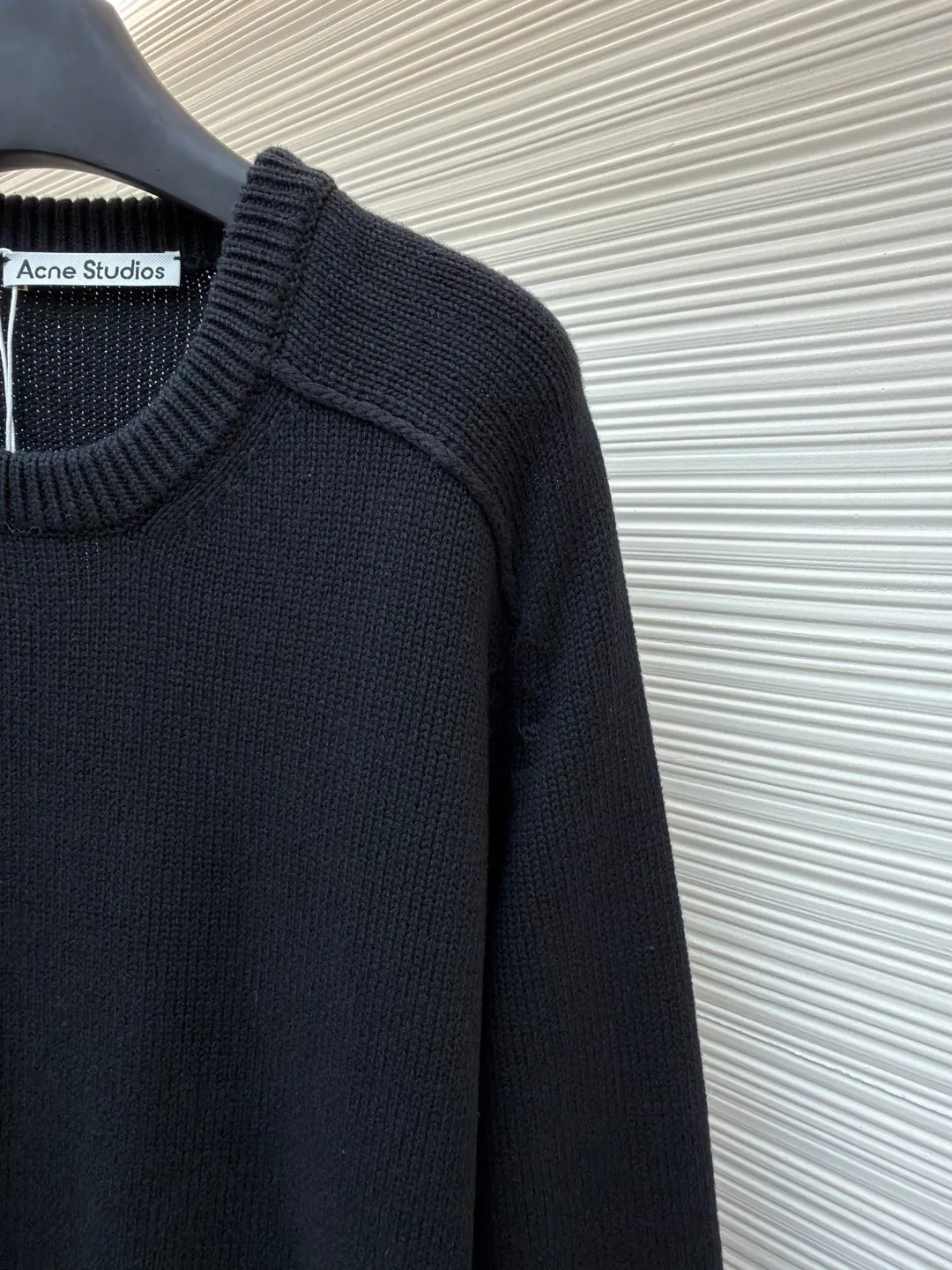 Acne Studios printed logo sweater ●Original version: Purchased and developed for 6500 ●Item number: 1682092-A85 ●Fabric: wool blended fabric ●Technology: Glue printing ●Color: black ●Version: Fitted version ●Weight: about 905 grams ●Size: XS-S-M-L ●Description: Custom-woven plateau yak gold wool, soft and delicate, comfortable and close to the skin, classic black tones exude an innate sense of luxury, swallowed by warmth The front panel is a high-end minimalist blank design, and the back panel is printed with the Acne Studios 1996 logo pattern as an embellishment. Sweeping the starting point of fashion. Deep black and carbon black fibers are interlaced to make simplicity more versatile. Comes with advanced filters. It shows a unique fashion attitude in minimalism and uses glue printing. The printing has been modified three times with the film screen. Use glue liquid paint to print the pattern on the fabric. Bake the fabric to fix the printing pattern. Garment washing water softening and deodorizing process uses professional washing equipment and specific detergents to deeply clean and deodorize clothes to improve the feel and appearance of clothes. The overall wiring is straight and delicate, the fabric is comfortable and soft, and the color is consistent without color difference. It can be matched with the same style to create a fashionable look and control various occasions. Customized accessories, complete with three standards, same style for men and women!